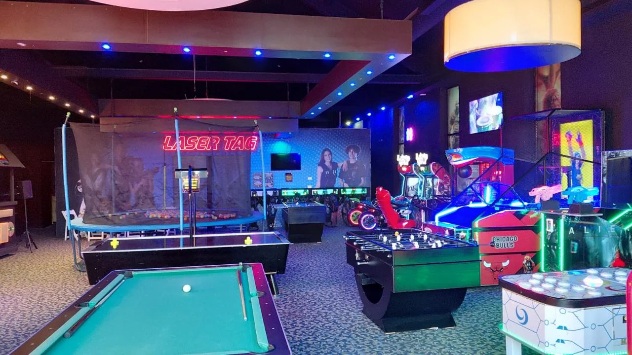 Sala arcade amplia con mesa de billar, futbolín, laser tag y simuladores