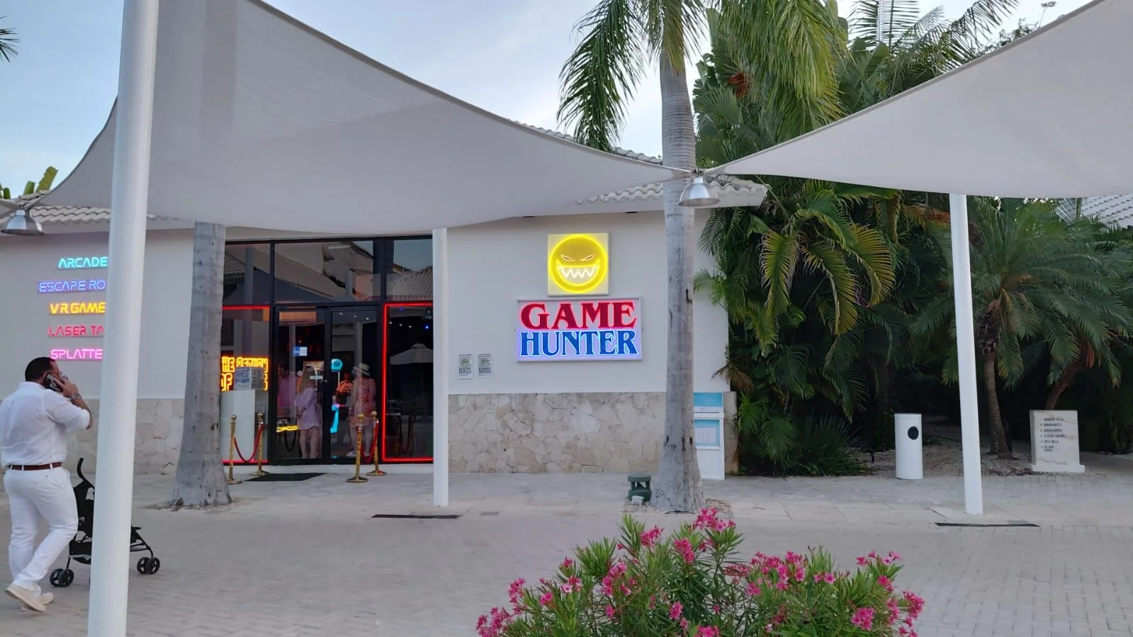 Entrada principal de GAME HUNTER con cartel rojo y azul