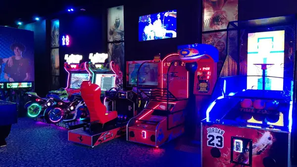 Simuladores: motos racing con neón verde, basket Jordan 23, carreras