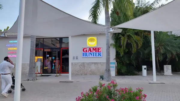 Entrada principal de GAME HUNTER con cartel rojo y azul